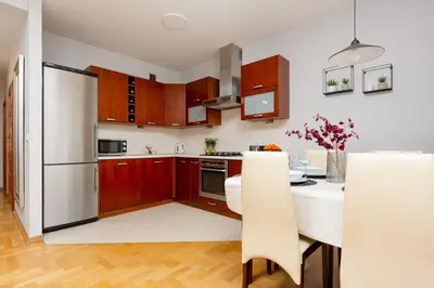 Kuchnia lub aneks kuchenny w obiekcie Mokotów Apartment Bluszczańska by Noclegi Renters