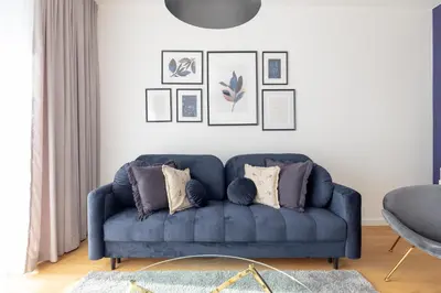 Część wypoczynkowa w obiekcie Sadyba Purple Luxury Apartment by BookingHost