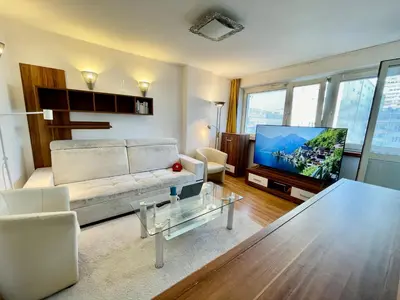 Łóżko lub łóżka w pokoju w obiekcie SUSHI metro WiFi 500 MBs, 70’TV Netflix AppleTV+