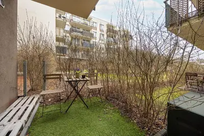 Ogród w obiekcie Apartment Rakowska Warsaw Włochy by Noclegi Renters