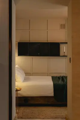 Łóżko lub łóżka w pokoju w obiekcie City Garage Apartment - Lwowska 9
