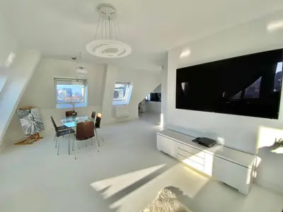 Telewizja i/lub zestaw kina domowego w obiekcie Penthouse 2 Bedroom Designer Apartment
