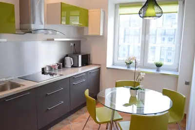 Kuchnia lub aneks kuchenny w obiekcie Be my Guest - Krucza Elegant Apartment - Rondo de Gaulle'a Center of Warsaw Metro Wi-Fi