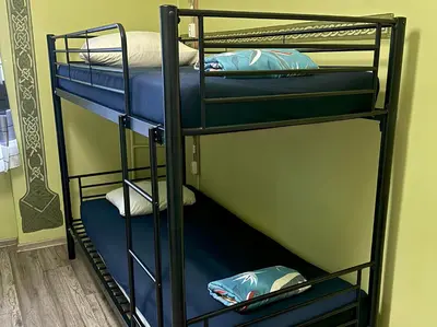 Łóżko lub łóżka piętrowe w pokoju w obiekcie Hostel Oliwka - Metro Świętokrzyska