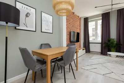 Telewizja i/lub zestaw kina domowego w obiekcie Central Apartment Emilii Plater by Noclegi Renters