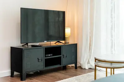 Telewizja i/lub zestaw kina domowego w obiekcie Aleja Sikorskiego 18 by Homeprime