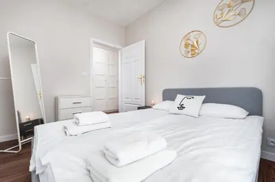 Łóżko lub łóżka w pokoju w obiekcie Aleja Sikorskiego 18 by Homeprime