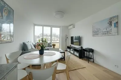 Telewizja i/lub zestaw kina domowego w obiekcie Luxurious 3BR APT Center