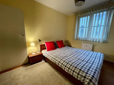 Łóżko lub łóżka w pokoju w obiekcie New HALA WiFi 70’TV Netflix HBO Max AppletTV+