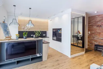 Telewizja i/lub zestaw kina domowego w obiekcie VIP Apart Bielany przy metrze