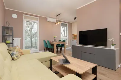 Telewizja i/lub zestaw kina domowego w obiekcie Active City Apartments Warsaw by Noclegi Renters