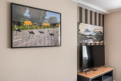 Telewizja i/lub zestaw kina domowego w obiekcie City Centre Luxury Apartment by BookingHost