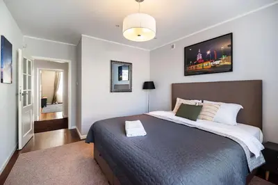 Łóżko lub łóżka w pokoju w obiekcie City Centre Luxury Apartment by BookingHost