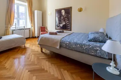 Łóżko lub łóżka w pokoju w obiekcie Apartament luster i obrazów