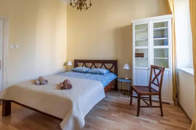 Łóżko lub łóżka w pokoju w obiekcie Apartament luster i obrazów