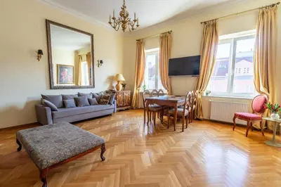Telewizja i/lub zestaw kina domowego w obiekcie Apartament luster i obrazów