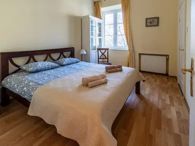 Łóżko lub łóżka w pokoju w obiekcie Apartament luster i obrazów
