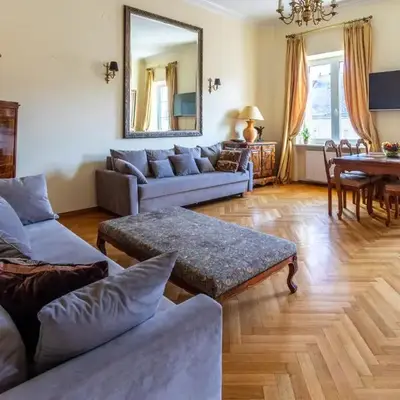 Apartament luster i obrazów