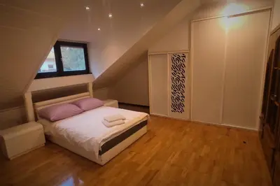 Łóżko lub łóżka w pokoju w obiekcie Dom Stegny
