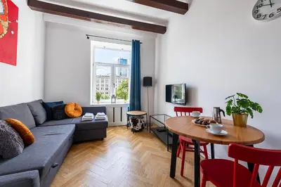 Telewizja i/lub zestaw kina domowego w obiekcie Wspólna 54A - Red - Good Apartments