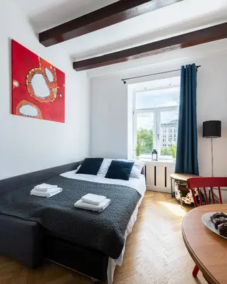 Łóżko lub łóżka w pokoju w obiekcie Wspólna 54A - Red - Good Apartments