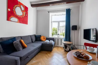 Telewizja i/lub zestaw kina domowego w obiekcie Wspólna 54A - Red - Good Apartments