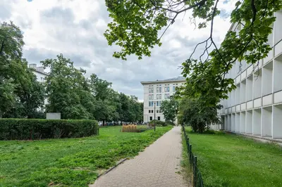 Ogród w obiekcie Wspólna 54A - Red - Good Apartments