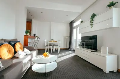 Telewizja i/lub zestaw kina domowego w obiekcie Plac Konstytucji 6 Orange - Apartament dla 4 osób - Bezpłatny parking - Free parking - piękny widok na panoramę Warszawy