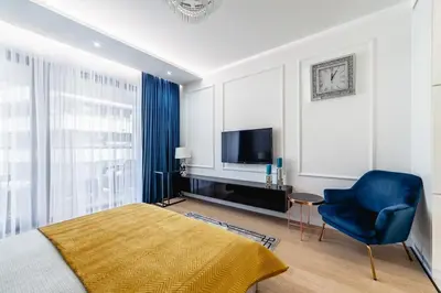 Telewizja i/lub zestaw kina domowego w obiekcie Luksusowy apartament Centrum Warszawy z tarasem
