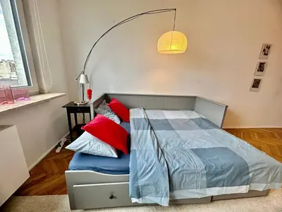 Łóżko lub łóżka w pokoju w obiekcie Super BEAUTY metro WiFi 65’TV Netflix HBO AppleTV+