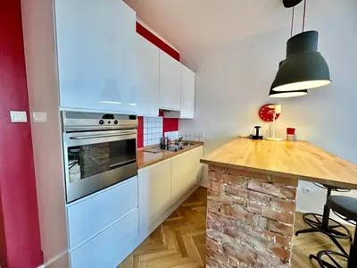 Kuchnia lub aneks kuchenny w obiekcie Super BEAUTY metro WiFi 65’TV Netflix HBO AppleTV+