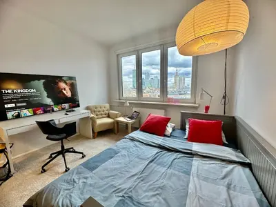 Łóżko lub łóżka w pokoju w obiekcie Super BEAUTY metro WiFi 65’TV Netflix HBO AppleTV+