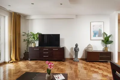 Telewizja i/lub zestaw kina domowego w obiekcie Lumina spacious apartment near the Warszawa Zachodnia station