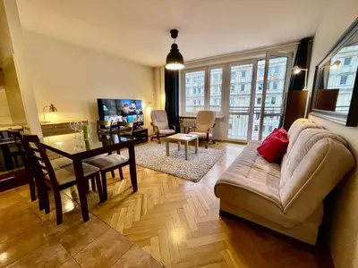 Telewizja i/lub zestaw kina domowego w obiekcie RAVEN metro fast WiFi 70’TV Netflix HBOmax AppleTV