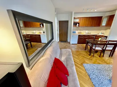 Kuchnia lub aneks kuchenny w obiekcie RAVEN metro fast WiFi 70’TV Netflix HBOmax AppleTV