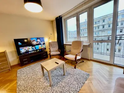 Telewizja i/lub zestaw kina domowego w obiekcie RAVEN metro fast WiFi 70’TV Netflix HBOmax AppleTV