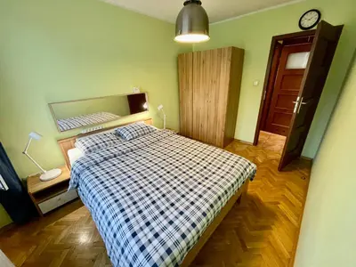 Łóżko lub łóżka w pokoju w obiekcie RAVEN metro fast WiFi 70’TV Netflix HBOmax AppleTV