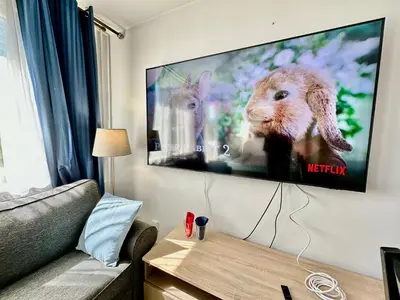 Telewizja i/lub zestaw kina domowego w obiekcie NEON 2 - fast WiFi 70’TV Netflix HBO Max AppleTV+