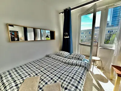 Łóżko lub łóżka w pokoju w obiekcie NEON 2 - fast WiFi 70’TV Netflix HBO Max AppleTV+