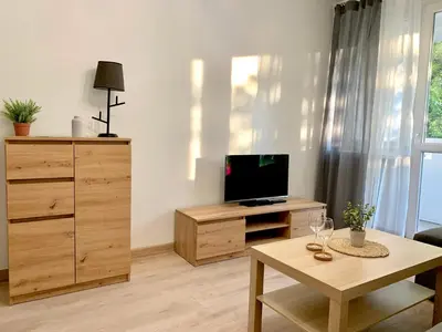 Telewizja i/lub zestaw kina domowego w obiekcie Green Life next to metro Station