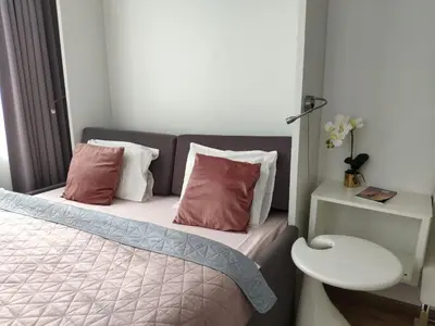 Łóżko lub łóżka w pokoju w obiekcie Apartamenty Aleje Jerozolimskie