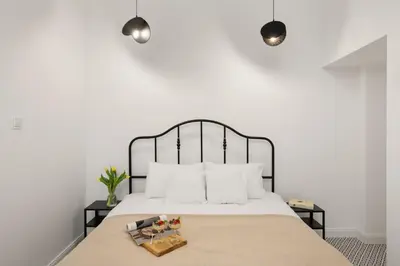Łóżko lub łóżka w pokoju w obiekcie oompH Warsaw Central 2 Bedroom Apartment