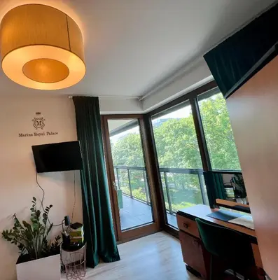 Telewizja i/lub zestaw kina domowego w obiekcie Uroczy apartament 2 osobne pokoje Marina Royal Palace