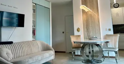 Telewizja i/lub zestaw kina domowego w obiekcie Uroczy apartament 2 osobne pokoje Marina Royal Palace