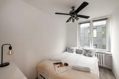 Łóżko lub łóżka w pokoju w obiekcie ShortStayPoland Sienna (B62)