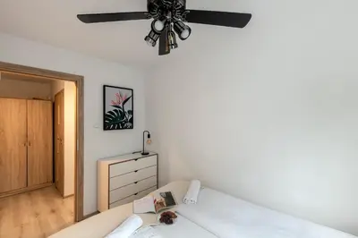 Łóżko lub łóżka w pokoju w obiekcie ShortStayPoland Sienna (B62)