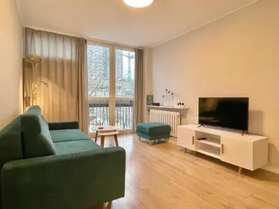 Telewizja i/lub zestaw kina domowego w obiekcie Apartament przy Atrium, stacja metra Rondo ONZ