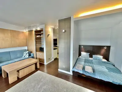 Łóżko lub łóżka w pokoju w obiekcie TOP metro x2 fast WiFi 400 Mbs 70’TV Netflix HBO Max AppleTV+ Disney+