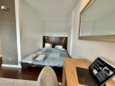 Łóżko lub łóżka w pokoju w obiekcie TOP metro x2 fast WiFi 400 Mbs 70’TV Netflix HBO Max AppleTV+ Disney+