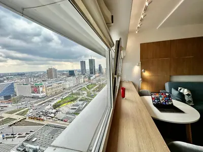 Widok na miasto Warszawa z tego apartamentu
